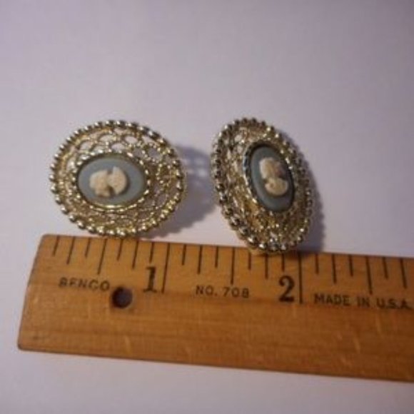 "Vtg Sarah Coventry Blue Cameo Clip Earrings " - Picture 4 of 4